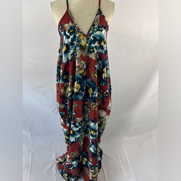 Weekend Getaway Maxi. Adjustable straps. Runs bigger, can size down. Brand new. - Picture 3 of 3